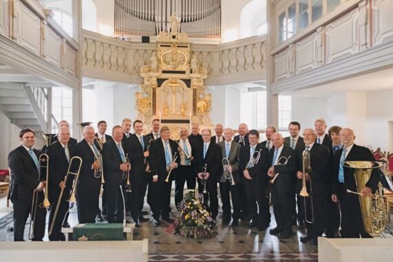 Der Posaunenchor Lockwitz unterstützt mit einem Benefiz-Konzert die Balkonsanierung der Kirche.